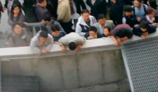 韩女团演出场地崩塌图片