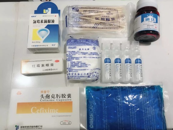 2,消毒水:碘伏和氯霉素眼药水4,消炎药:阿莫西林