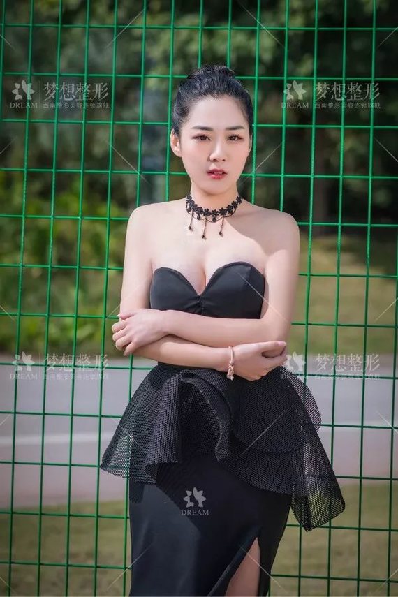 【都是c罩杯,闺蜜的胸比你的大?】美女的损成语图片