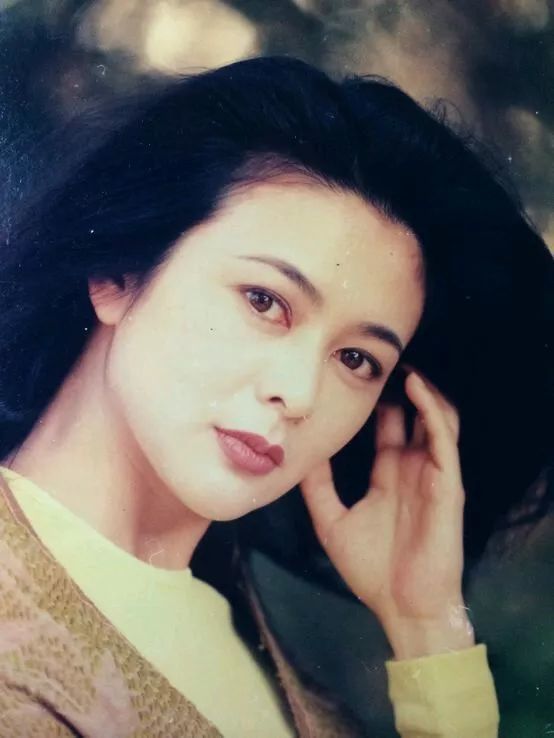 关之琳年轻时也有鼻翼后缩的问题,但她鼻子不如刘嘉玲大,牵扯的作用力