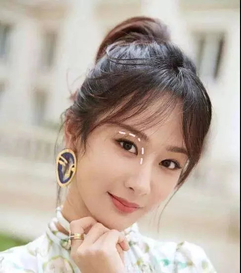 杨紫老师以前眼睛肿泡泡的,眉骨也平,眼窝不存在的.