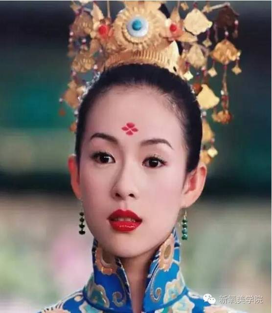 章子怡的眼睛不是平行大双眼皮,嘴巴不是樱桃小嘴,而且