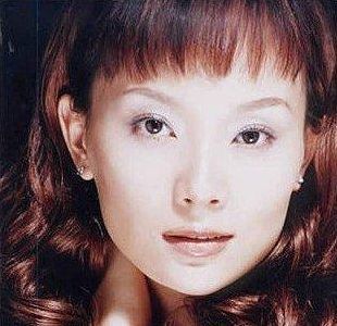 陈数早期时也有明显的左右脸不对称,右侧下颌骨明显比左侧要大一些.