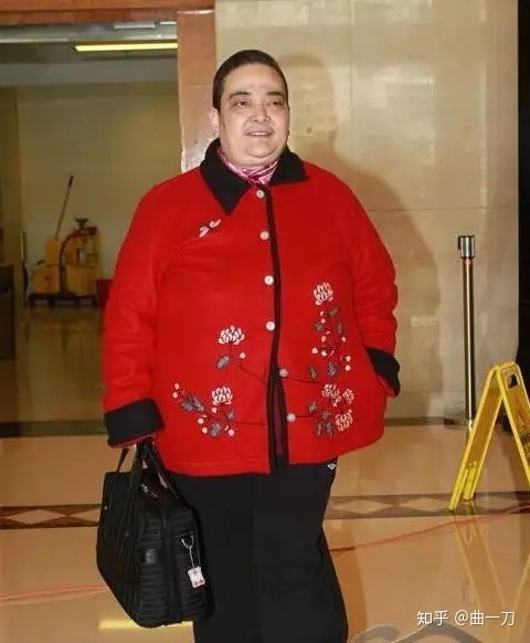 出生,现年57岁) 老何家儿子叫猷,女儿叫超,所以这位超雄是赌王的闺女