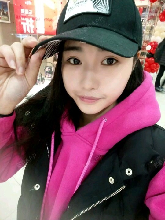 我的鼻头挺小,就是鼻梁不高,不够挺拔!面若一枝