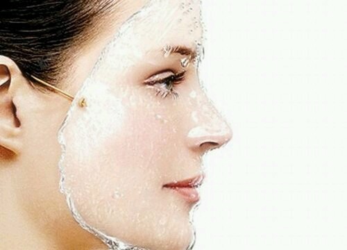 油性皮肤也就是油脂排泄功能旺盛,脸部油腻光