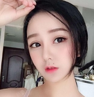 播音主持专业的学生狗一只,高度近视眼,一直都