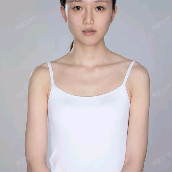 为什么20岁的女孩胸部平坦似乎没有发育?