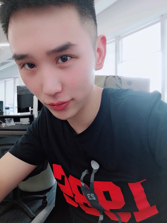 口红拯救素颜#男孩子总不能涂大红色的口红吧,但是粉色的唇油可以试
