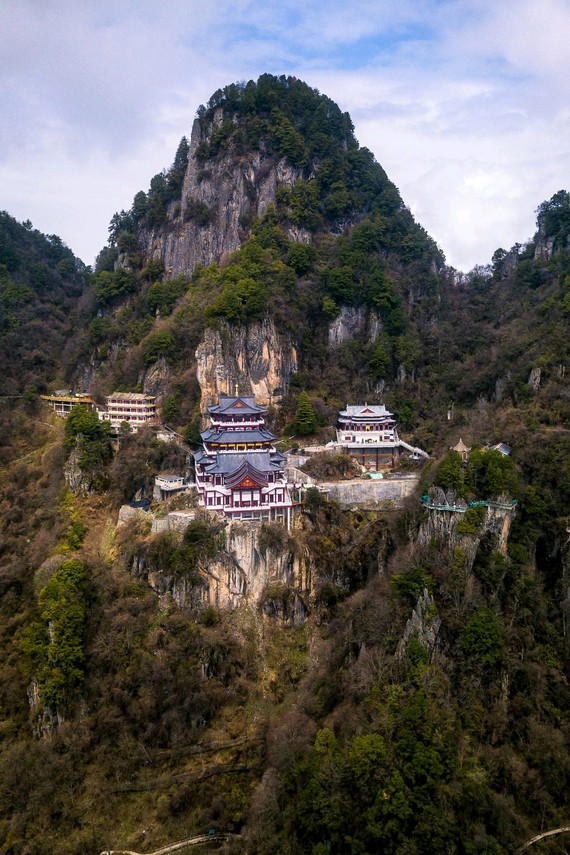 岚皋县南宫山,又叫"笔架山",两侧石林多为史前火山喷发形成,南坡有