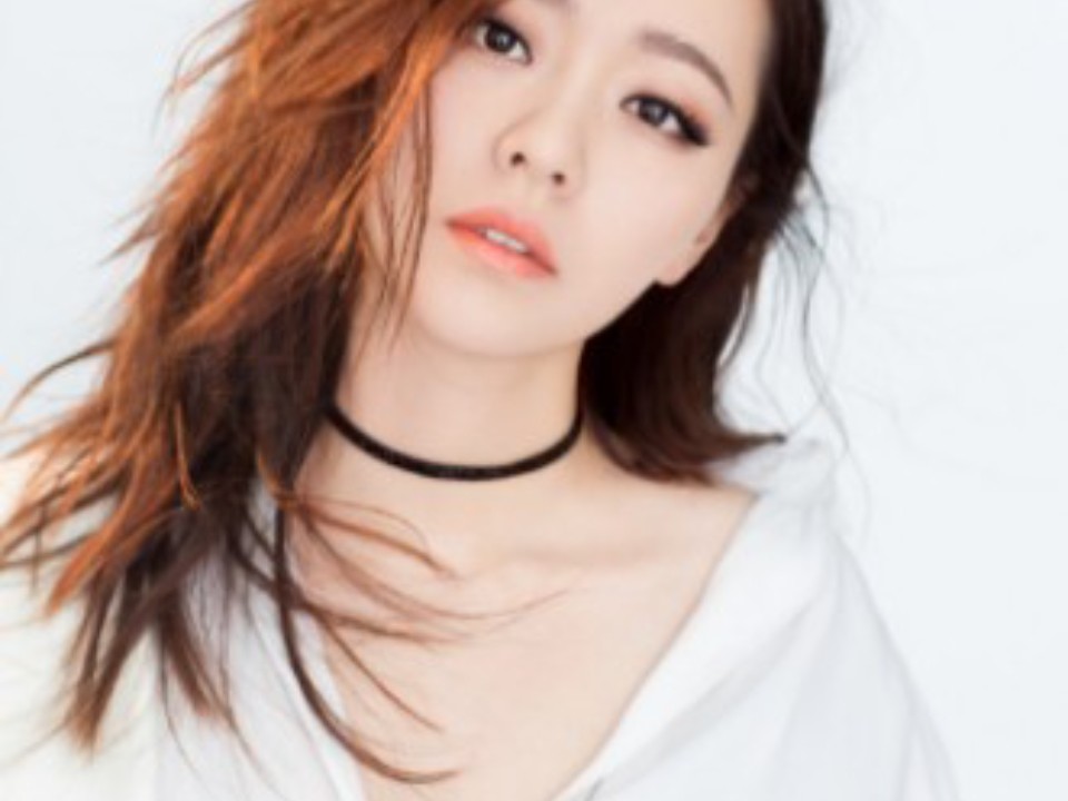 下面要说的就是超级女声出来的女神歌手张靓颖 不仅歌唱功力强 而且人
