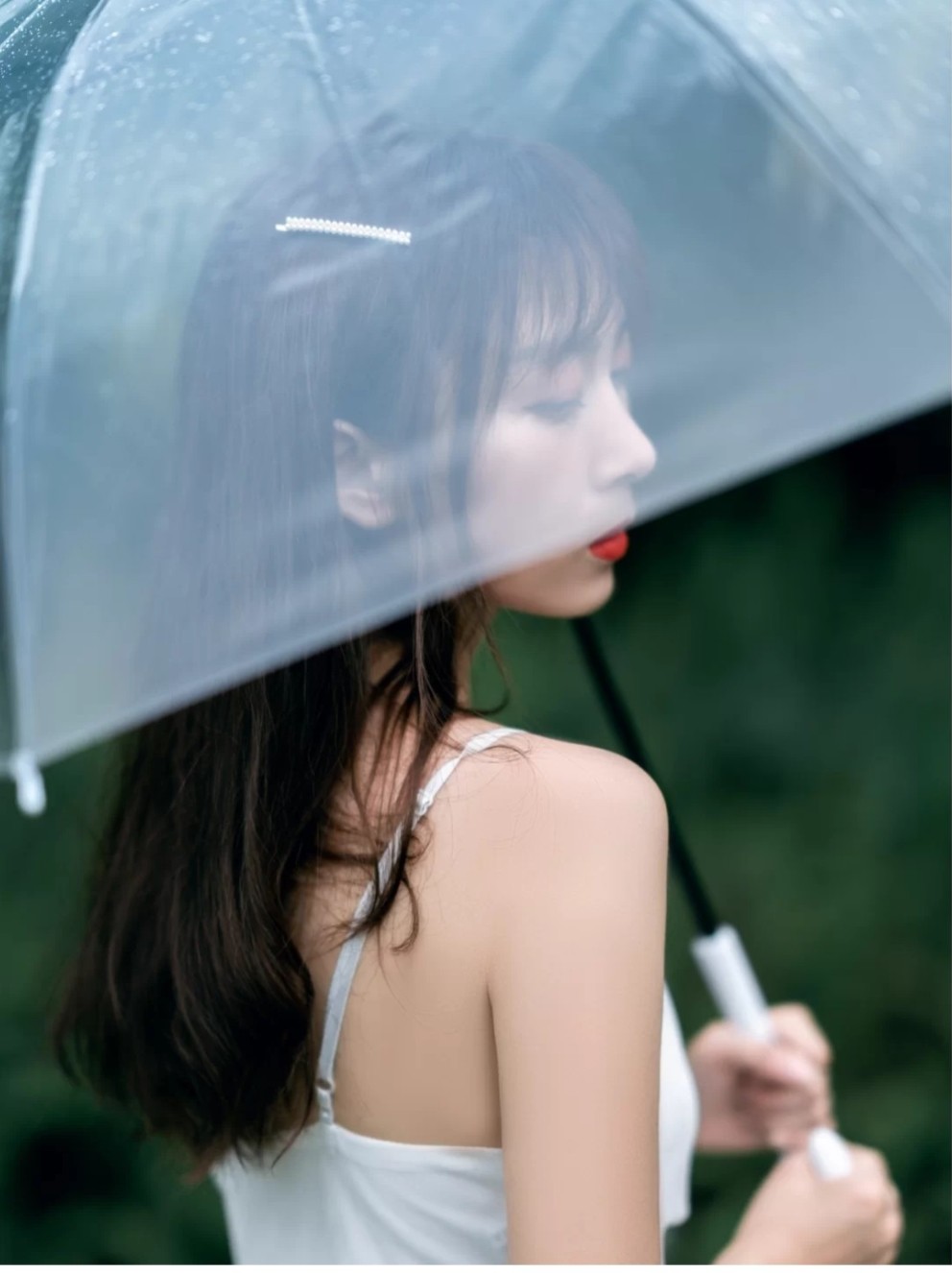 阴雨天拍照一把透明雨伞也能拍出电影感