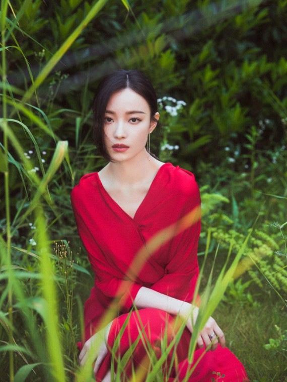 早些话剧发布会时,倪妮的脸上明显凹陷,面部组织呈下走趋势,眼神里的