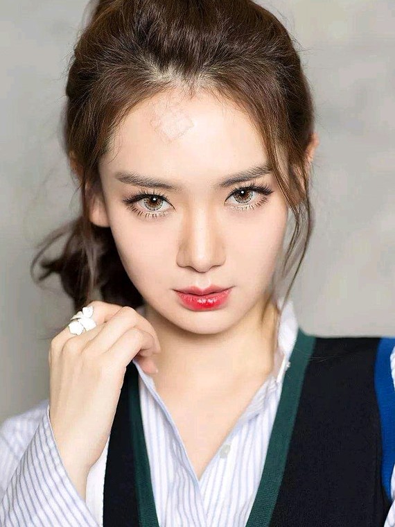 很多娱乐圈的明星也是公开承认自己割了双眼皮,比如戚薇在《北京女子