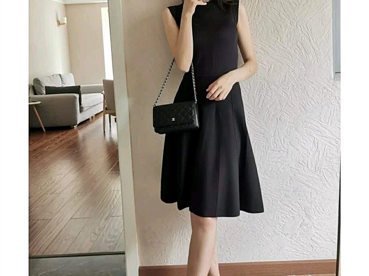 一个简单的裙子却可以尽显女性的美丽,特殊场合不知道穿什么的时候