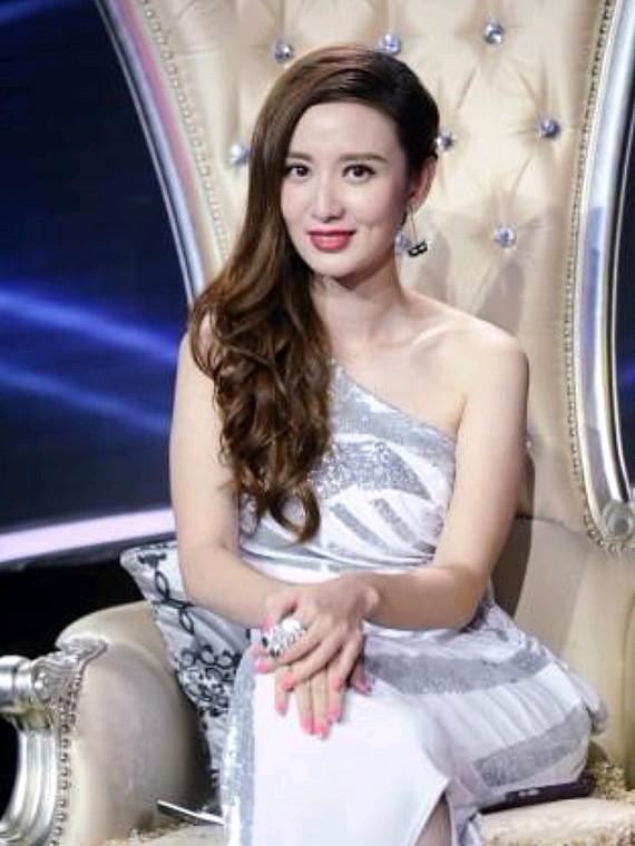 张萌不愧〃浪姐〃里的一员,穿搭也越来越〃女团范,差点认不出