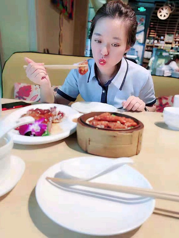 今天和闺蜜一起出来吃好吃的,拍了几张照片赶紧过来分