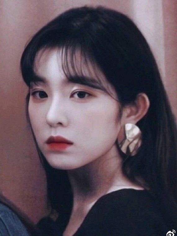 韩国女团red velvet队长irene裴珠泫真的是公认的神颜,她的五官同时