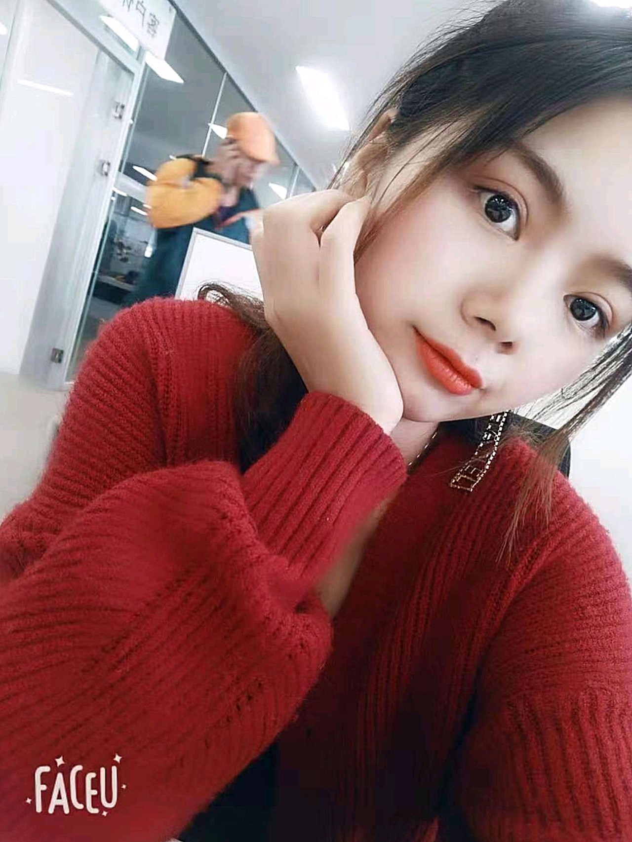 看了她做的那些真人案例,都挺不错的,现在看来自己也没有选错人,眼睛