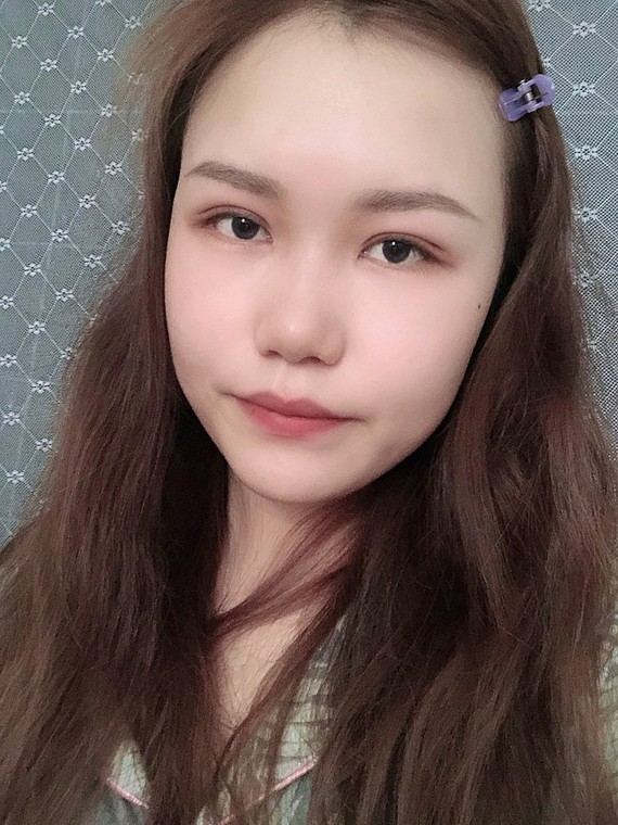戴上美瞳后,有种混血的既视感,眼尾做了上扬,这个平扇形双眼皮电力