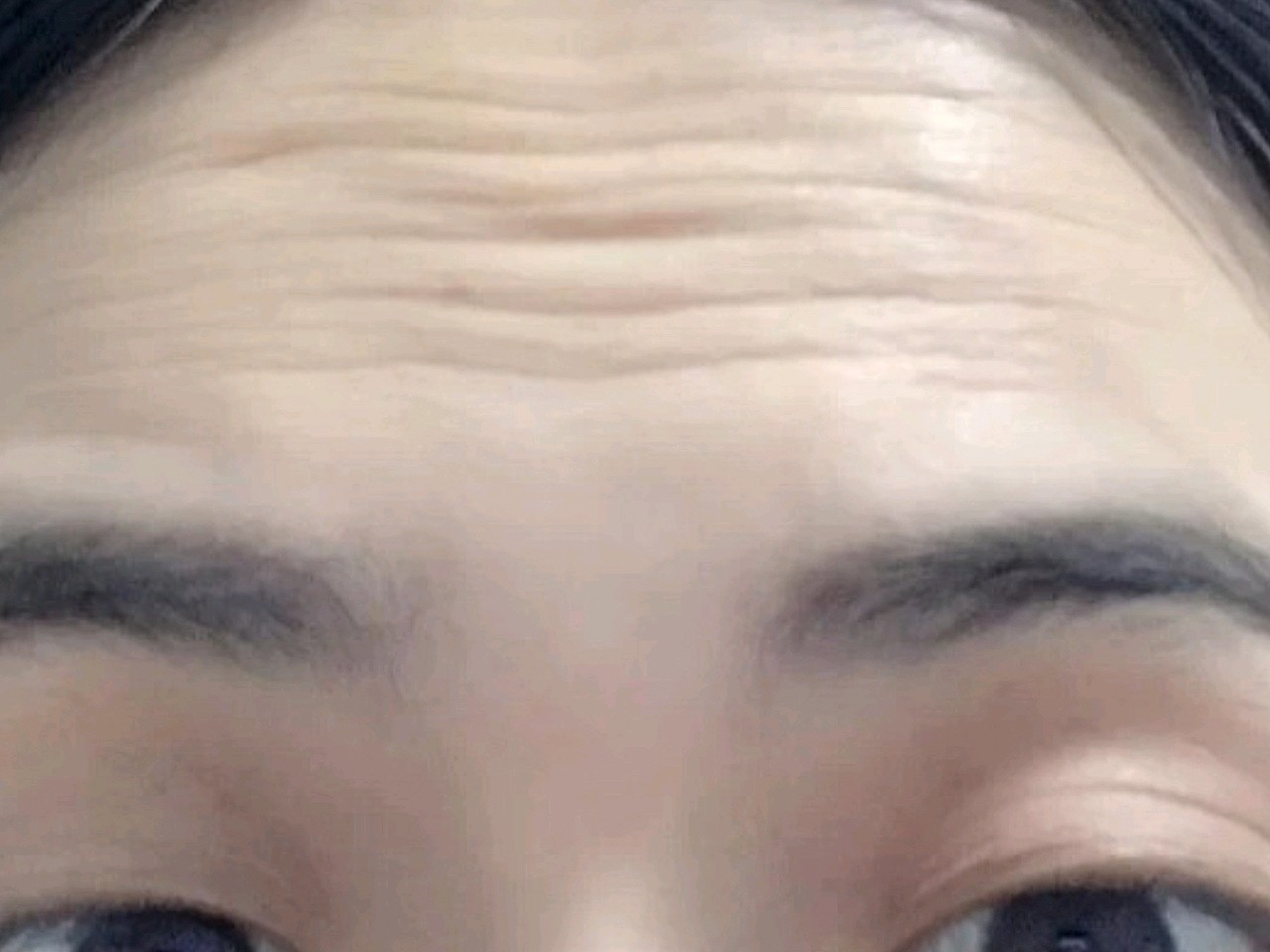 我是个有着鱼尾纹和抬头纹的女人,还是很明显的那种.