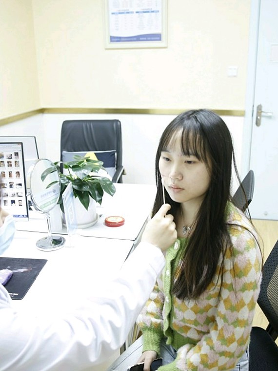 脸上一道划伤疤痕,形态凹凹凸凸的,不仅看着不舒服,_圈子-新氧美容