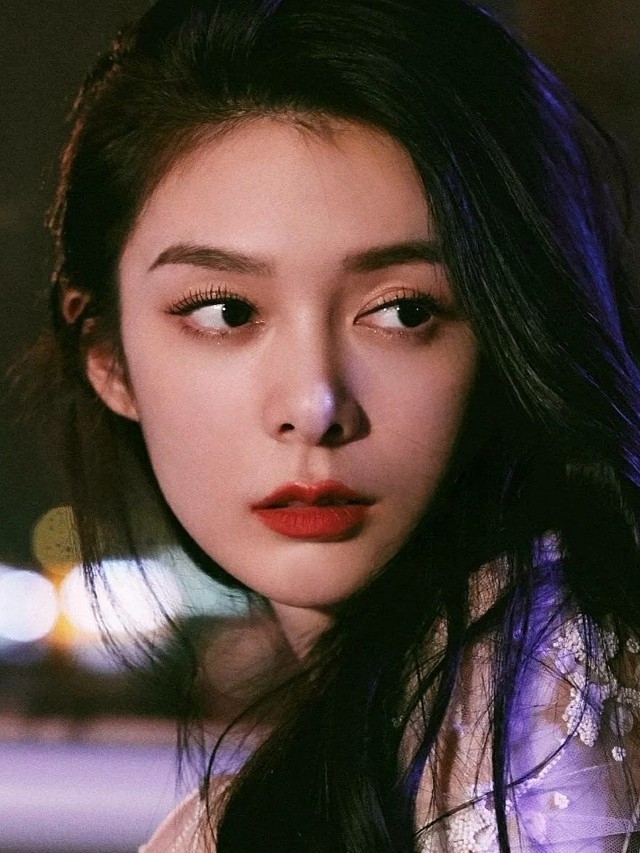 提起傅菁,大家对她的第一印象多是美和飒.