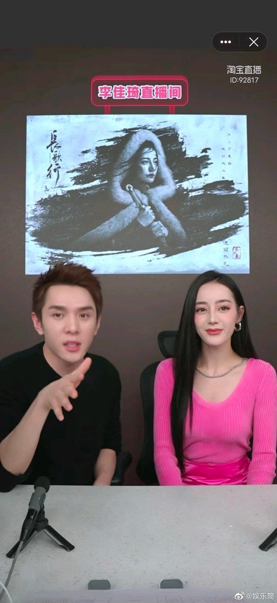 迪丽热巴的颜值大家有目共睹在各种活动中都能艳压一众女星是90花中的