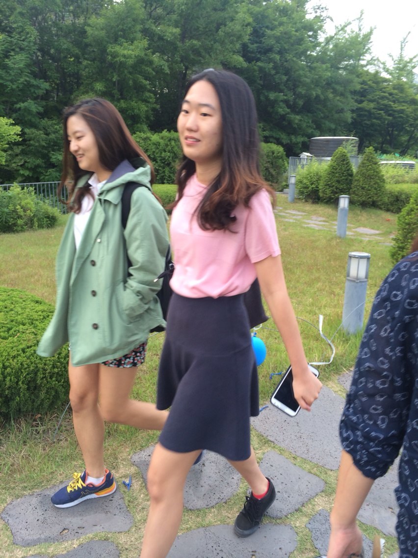 梨花女子大学放学了,青春就是好,见到这么多美女很着急,又不知道