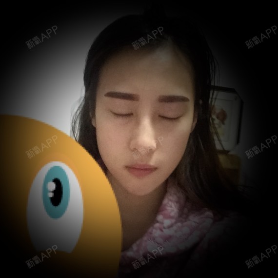 拍照大小脸,嘴也歪的,图上上是左边大,嘴角往右