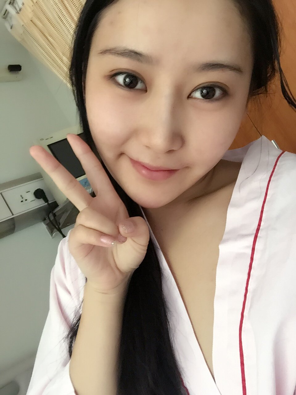 这是我做完护士姐姐给我拍的照片,前面是自拍