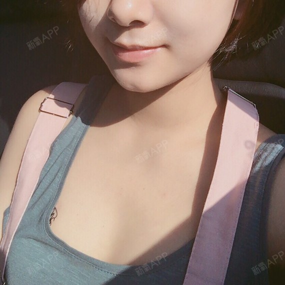 不挤自然状态下的胸,胸口贴了纹身贴