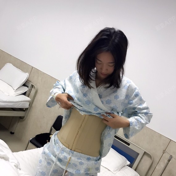 因为是一次手术,什么都不懂,脑子一片空白,以前也有听说过抽脂多恐怖
