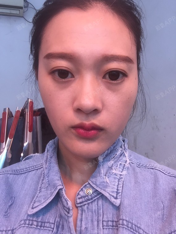 自己的五官都是喜欢的,唯独这不对称的脸型