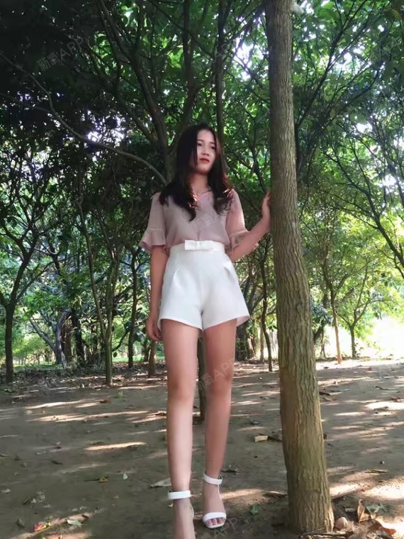 米八:仰拍,高腰,加高跟不过我小腿太粗,不能完美提现效果真实身高162