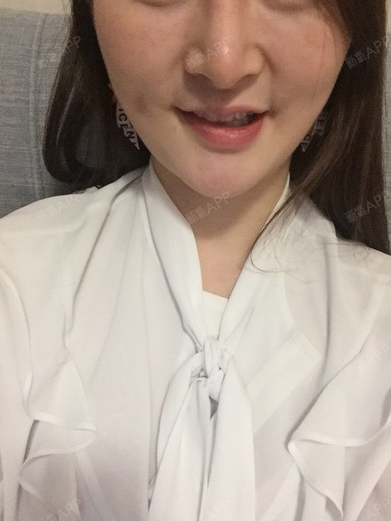 下面全是前置摄像头拍摄的。无论向右嘟嘴还是