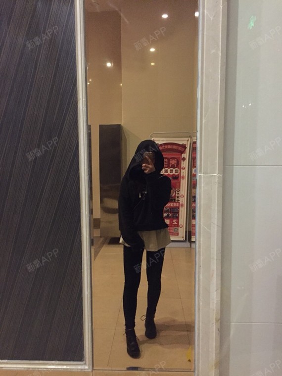 拍照,看到镜子就想拍,以前是不敢这样穿的,袜子套外面,因为本来腿就粗