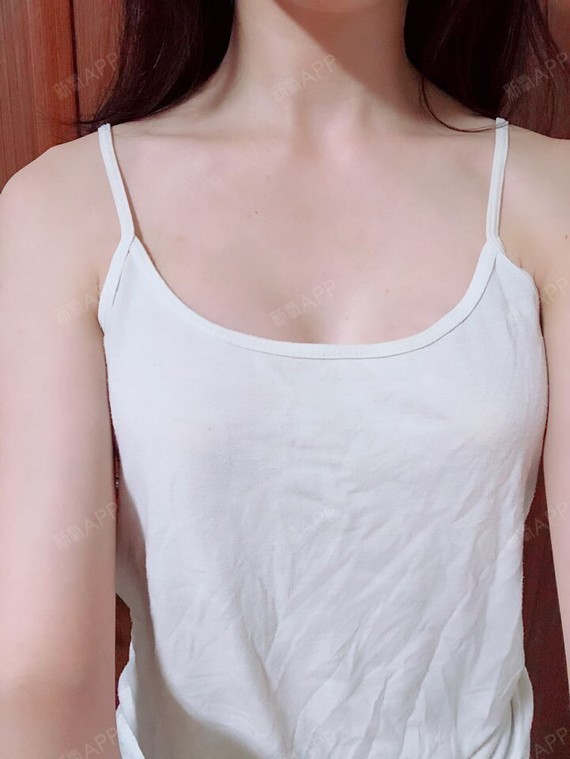 不带胸罩也有沟