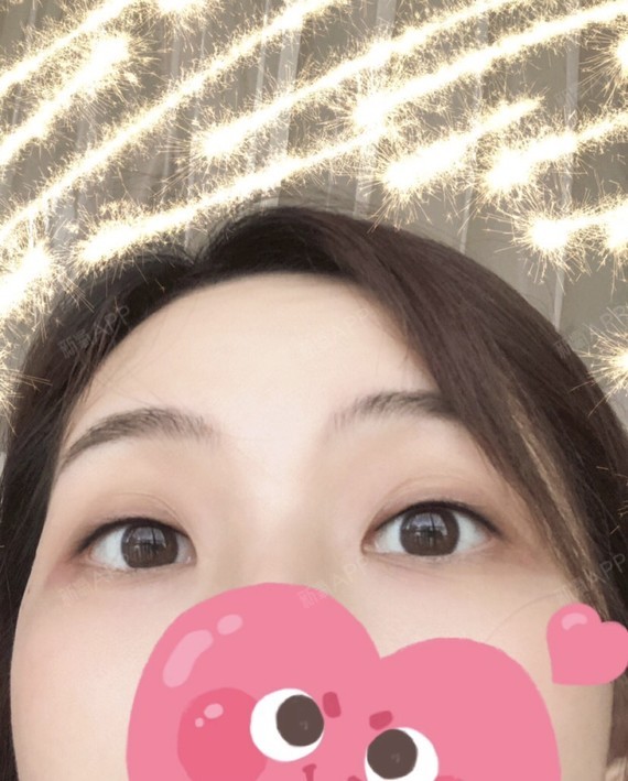 很多小仙女问美瞳线跟美睫线到底有什么区别呢?首先第