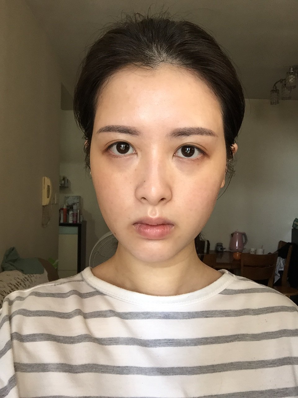 感觉整个头骨两边不对称 眼睛下巴都是一高一低 脸的骨头都超奇怪
