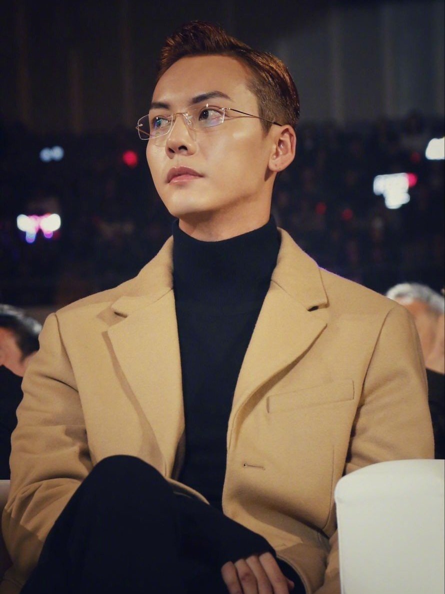 陈伟霆戴眼镜真的太帅了!_圈子-新氧美容整形