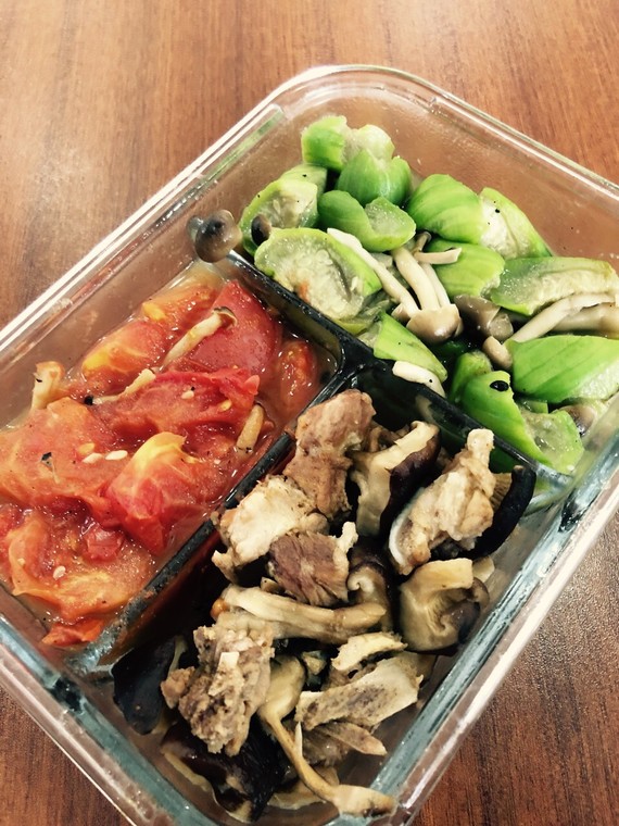 今日份便当番清炒丝瓜,香菇排骨,番茄蘑菇~_圈煎鸡腿多久才熟图片