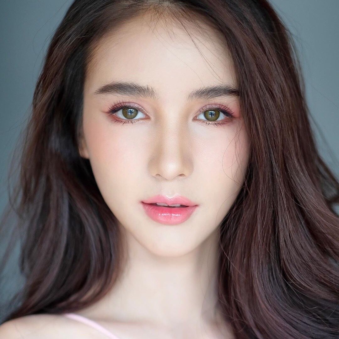 yoshi是一个泰国艺人,荣获了2017年miss tiffany的冠军以及2018年的