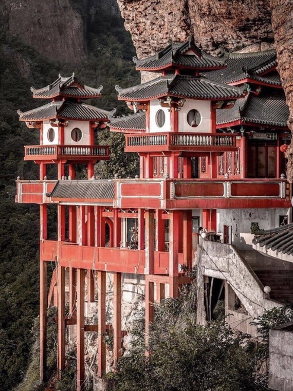 平和大溪镇灵通山上的灵通寺,是一座建在悬崖绝壁上的小寺庙 隐约可见