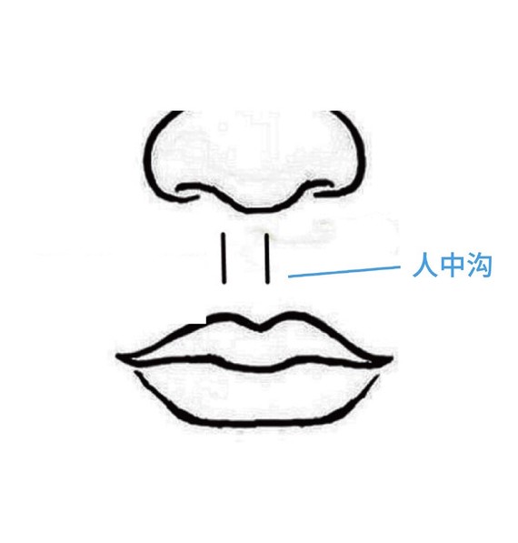 而下半张脸因为没有人中沟显得干瘪,不注重表情管理时还会略显苦相