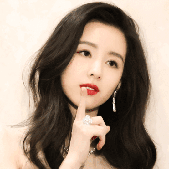 妆容千千万,港风复古红唇妆绝对占一席之地,之前出圈的陈都灵,鞠婧祎