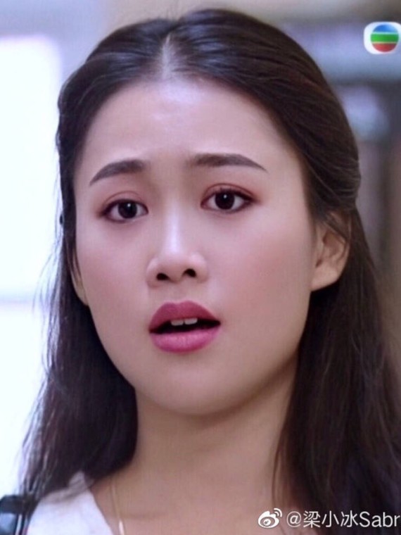 98很少有"塌鼻子"的美女,而梁小冰算一个!