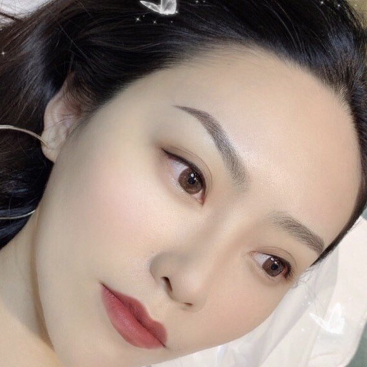 纹眉的时候,跟老师咨询眉型,老师按我的脸型来给我设计眉型,也根据