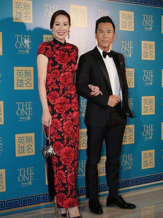 甄子丹夫妇穿搭|甄子丹的妻子也太会打扮了 仪态富贵讨人喜欢 一看就