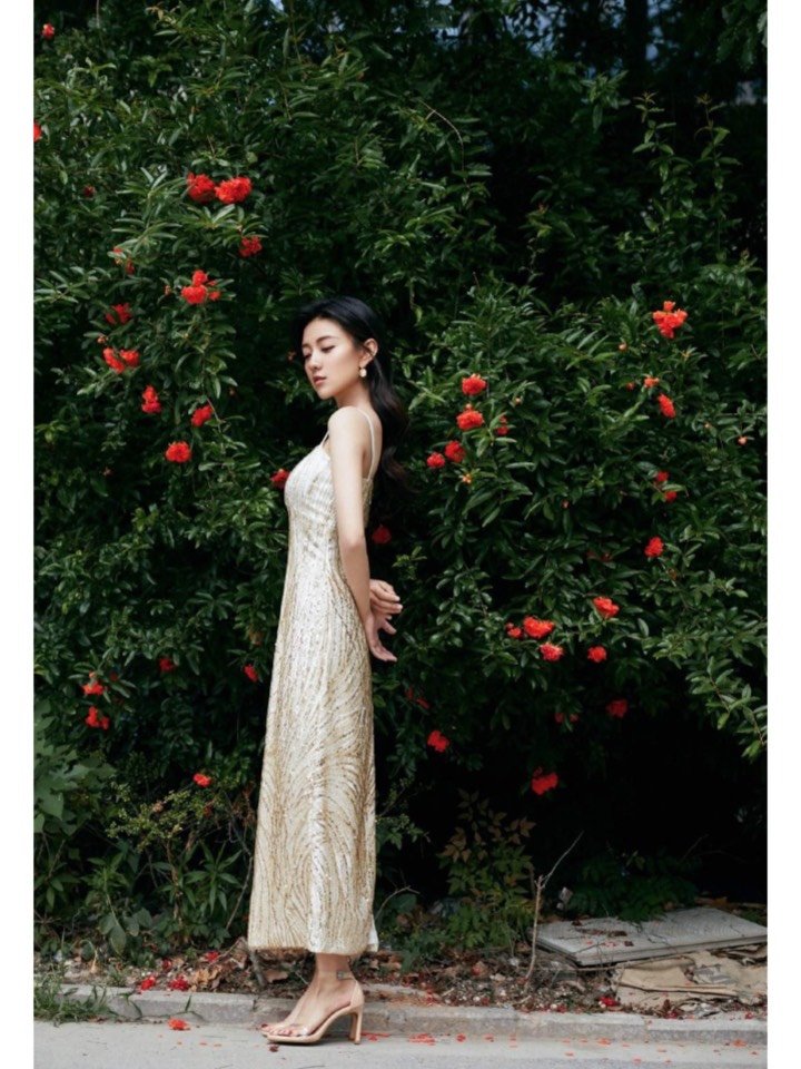 有种"整容"叫梁洁变装礼服裙,娱乐圈少有的娃娃脸